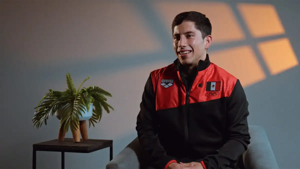El clavadista mexicano Randal Willars durante una entrevista vistiendo la chamarra oficial de México con el escudo de la bandera nacional. 