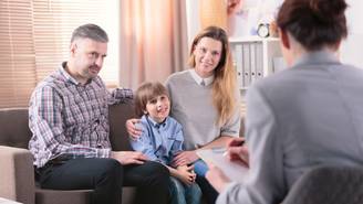 Psicólogo dando asesoría a padres de familia