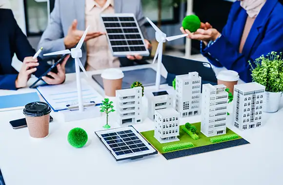 Egresados del Diplomado en Estrategias Ambientales para la Empresa explican a sus equipos de trabajo qué es la economía circular y cómo aplicarla en sus modelos empresariales.