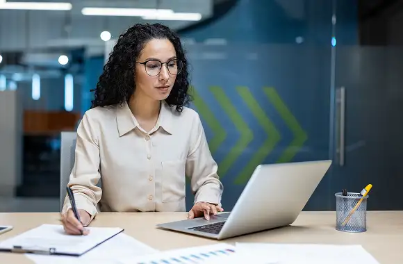 egresada en contabilidad y finanzas revisando un informe financiero