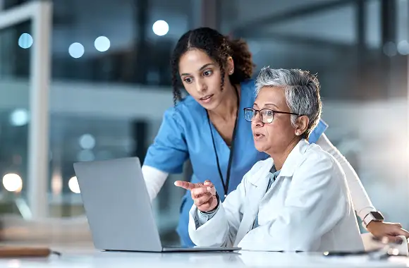 dos egresadas de una maestría en salud y bienestar evaluando un diagnóstico