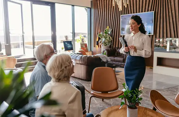 egresada de una maestría en turismo hablando con sus primeros clientes