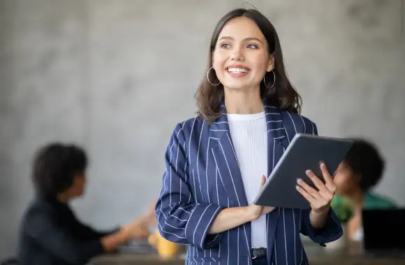 estudiante de licenciatura en negocios sonriendo