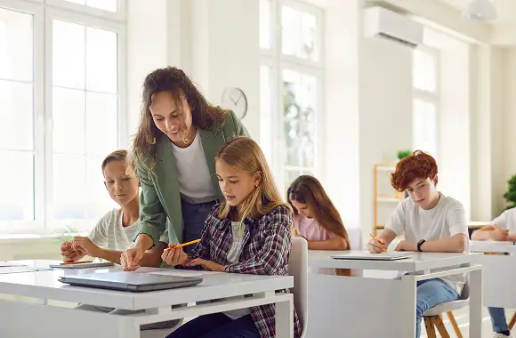 maestra en aula de clases con sus estudiantes