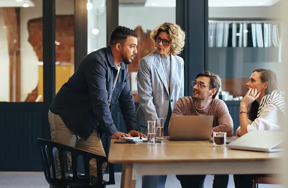 egresados de una especialidad en negocios reunidos discutiendo una estrategia