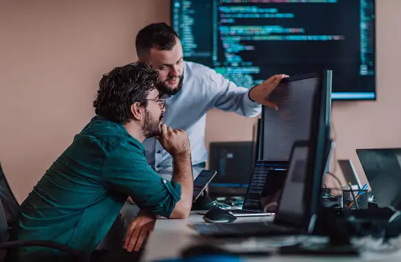 estudiantes de especialidad en informática aprendiendo sobre ciberseguridad