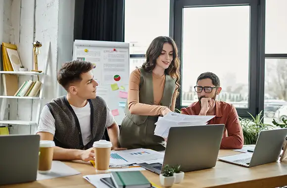 estudiantes de licenciaturas de mercadotécnia y publicidad estudiando sobre marketing digital