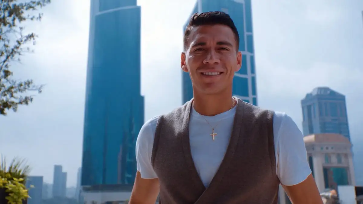 Primer plano del jugador Héctor Moreno sonriendo en un entorno de oficina.