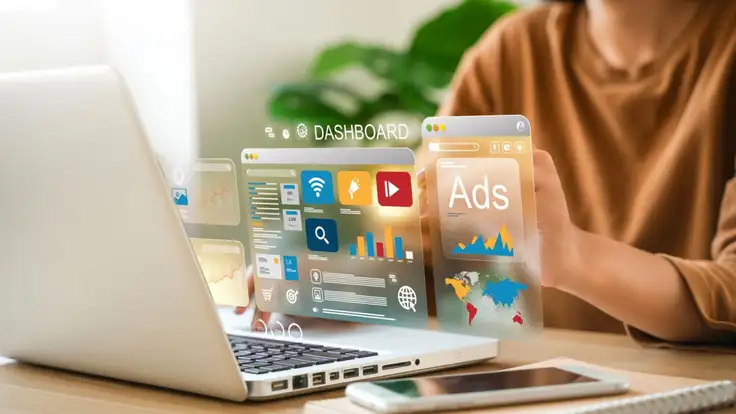 Ilustración que muestra una interacción entre una mano humana y un brazo robótico frente a una interfaz digital de marketing, que representa el uso de la inteligencia artificial en la publicidad para optimizar estrategias de contenido, SEO y anuncios digitales. 