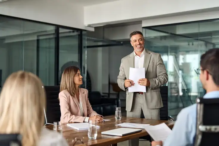 Líderes latinoamericanos colaborando en un entorno profesional, representando diversidad, compromiso y liderazgo con propósito. 