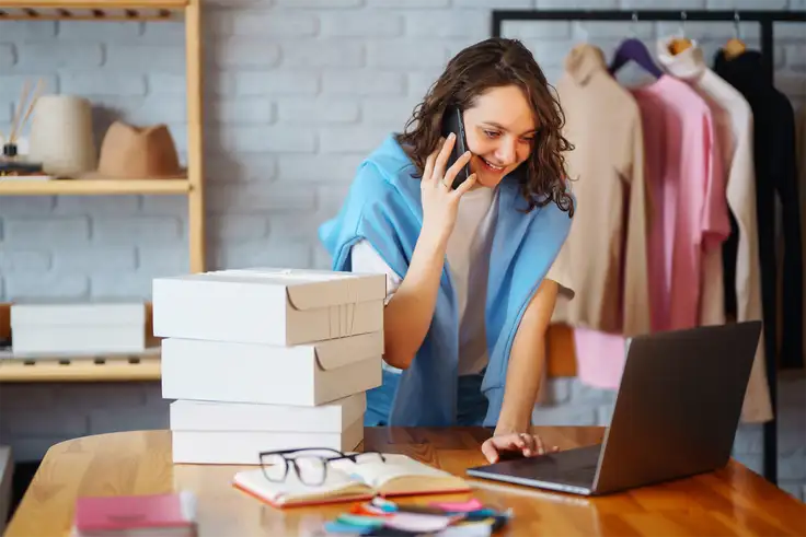 Mujer joven revisando estadísticas de sus negocios digitales y analítica de negocios.