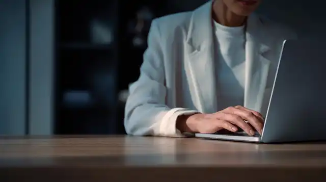 Profesional utilizando una laptop como parte de una experiencia de aprendizaje en línea.
