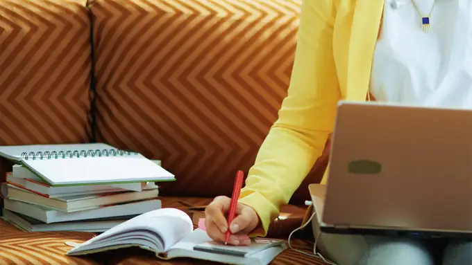 Cómo trabajar y estudiar al mismo tiempo: 4 tips y una plantilla para organizarte mejor
